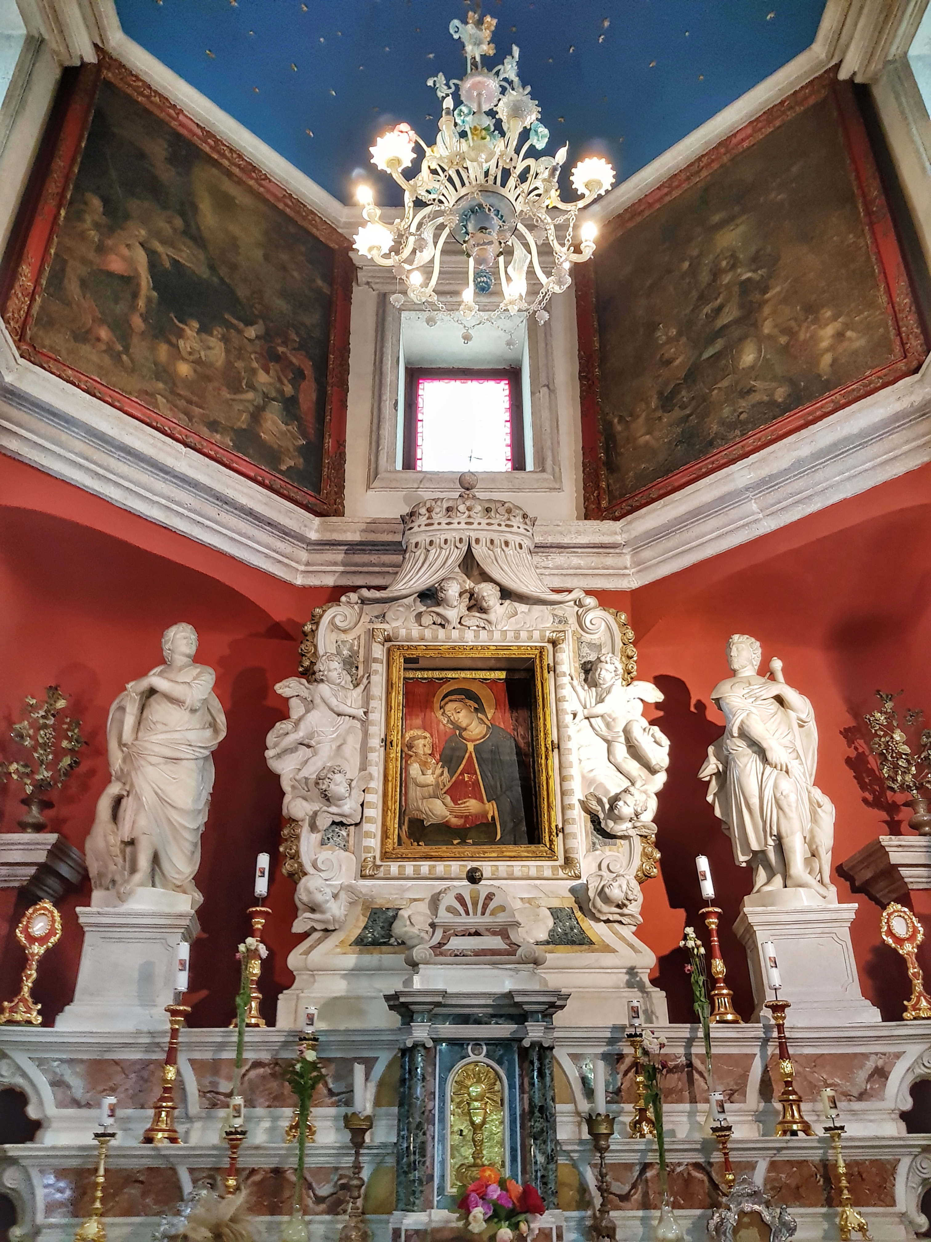 Ikona i oltar u crkvi - Gospa od Škrpjela