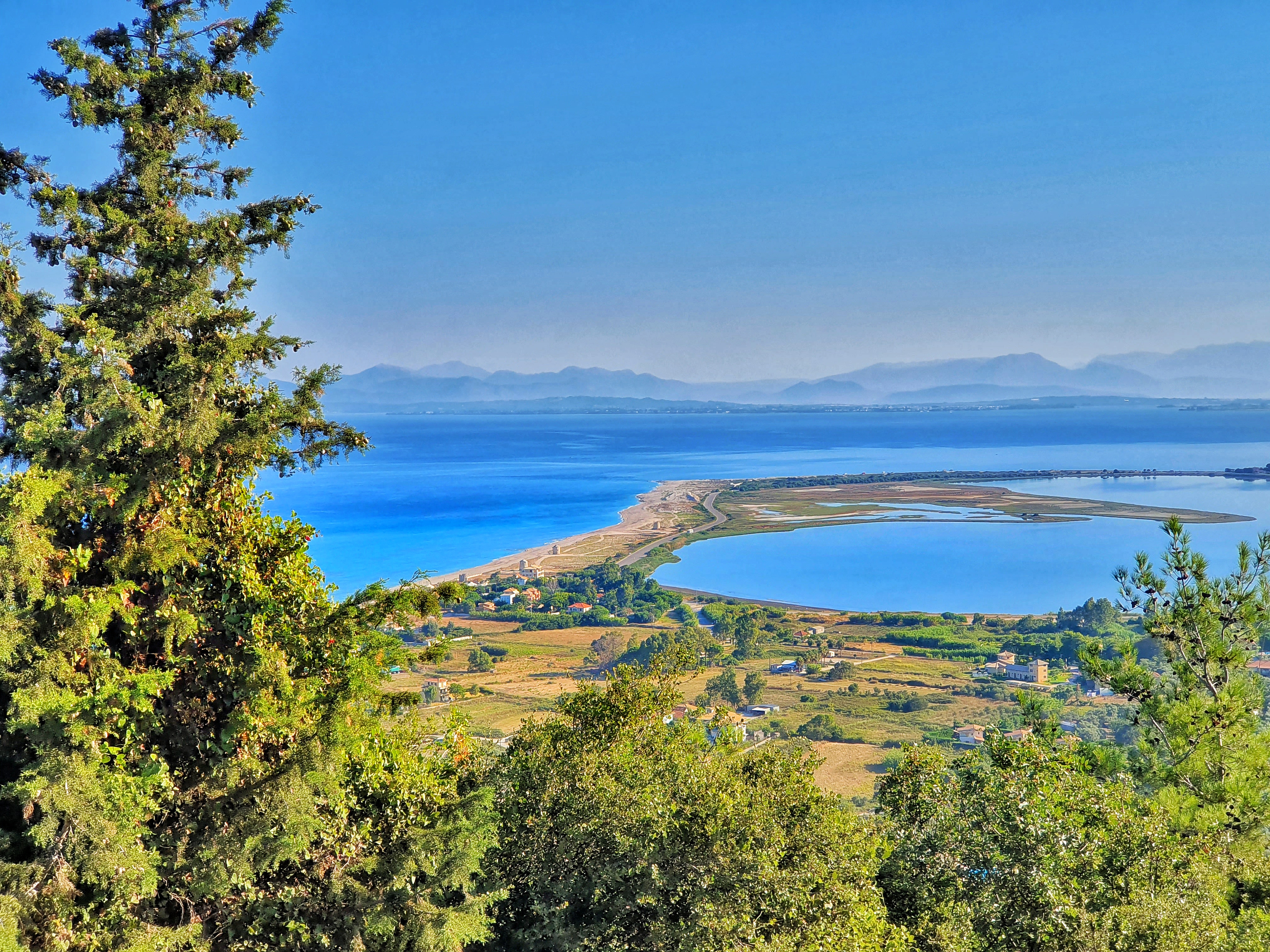 Pogled na plažu Agios Ioanis iz dvorišta manastira 