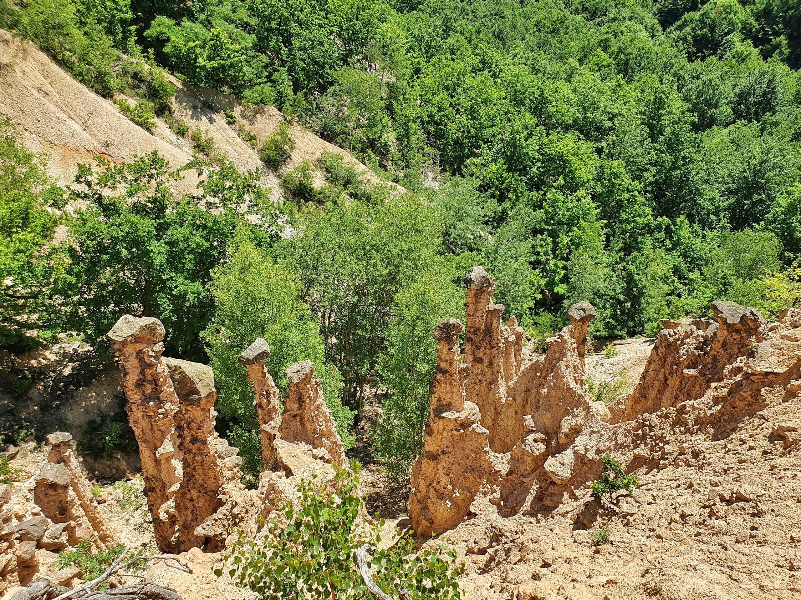 Pogled na figure sa terase - Đavolja varoš